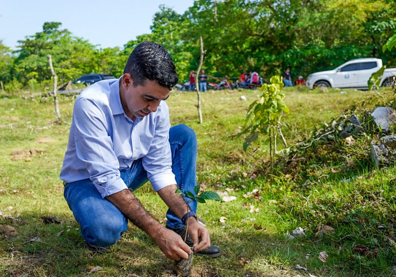 INDRHI realiza labor de reforestación en cuenca del río Yuna