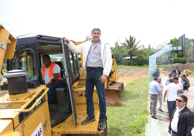 Ministro de Agricultura inicia reparación 20 kilómetros de caminos vecinales en Hato Mayor