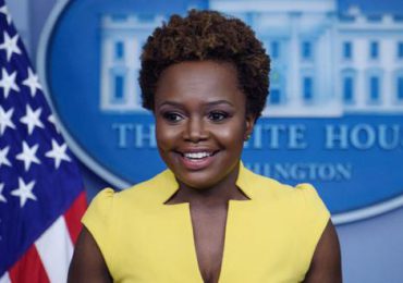 Biden nombra a Karine Jean-Pierre como portavoz, primera mujer negra en el cargo