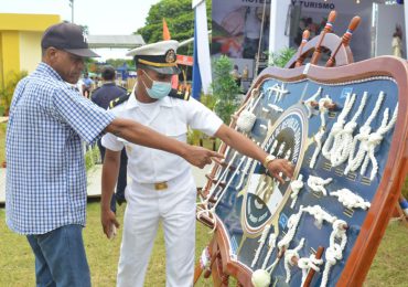 Armada exhibe emblemático mural de nudos en la Feria del Libro