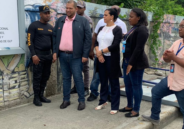VIDEO|Alcalde Guzmán encabeza operativo de retiro de vallas ilegales en SDN