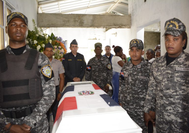 Comunidad de Guanuma y Policía dan último adiós a asesinado cabo de la institución