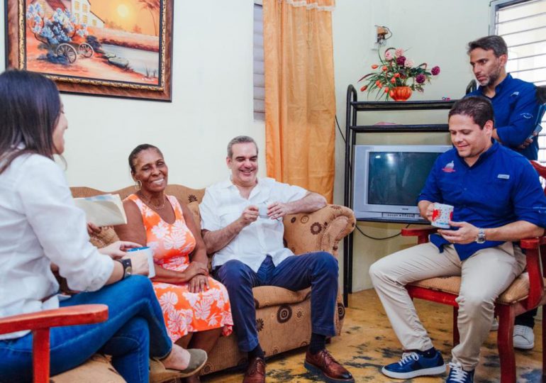 Abinader y ministro Carlos Bonilla entregan viviendas del plan "Dominicana se Reconstruye", en La Zurza