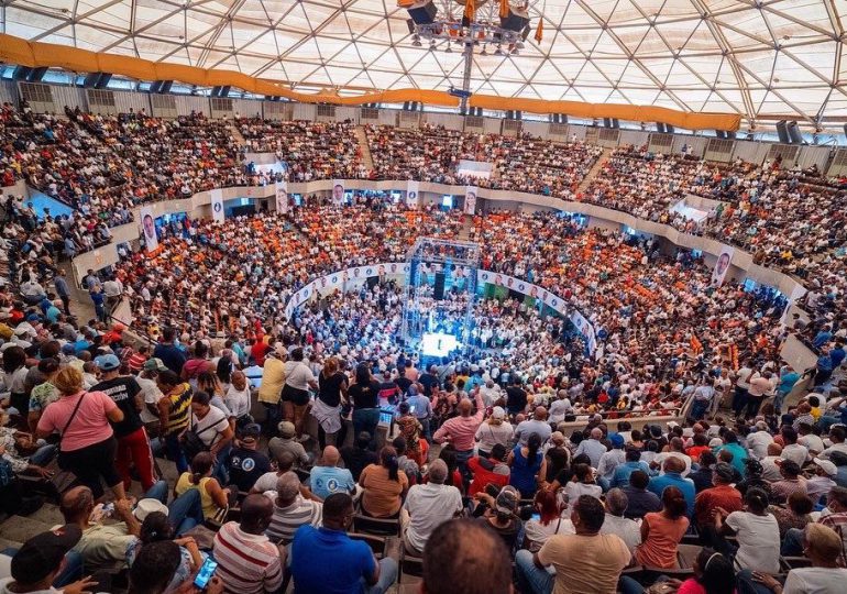 Perremeístas abarrotan Coliseo Teo Cruz en apoyo a Paliza y Carolina durante cierre de campaña