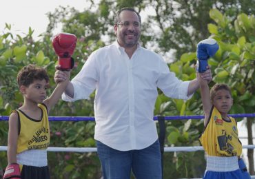 Alberto Rodríguez entrega ring de boxeo a club Salomé Ureña de Cenoví