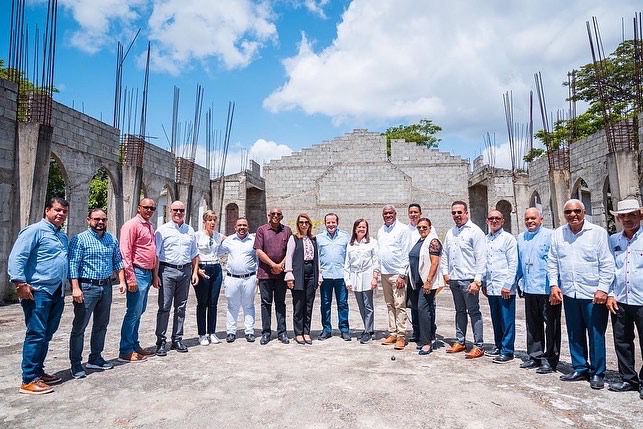 Gobierno entrega aportes por 20 millones para construcción de Parroquias en Villa Isabela y La Cabía