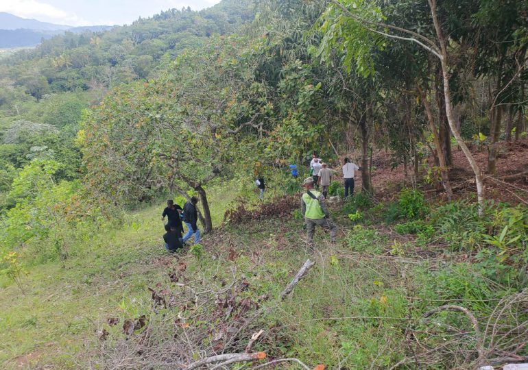 Desmantelan viviendas, conucos, empalizadas y apresan desaprensivos en Área protegida Loma Novilleros en Villa Altagracia