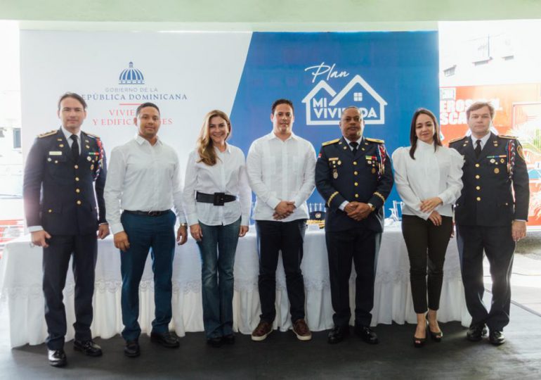 Ministro Carlos Bonilla entrega bonos Mi Vivienda a miembros del Cuerpo de Bomberos del Distrito Nacional