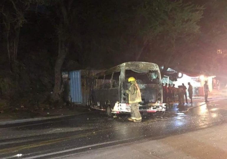 Incendian autobús de la ruta (A) en la autopista Sánchez, San Cristóbal