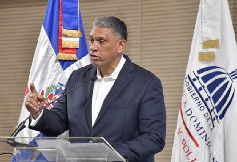 Tras anunciar medidas sobre el trato de policías a ciudadanos, Chú Vásquez acude al Congreso Nacional