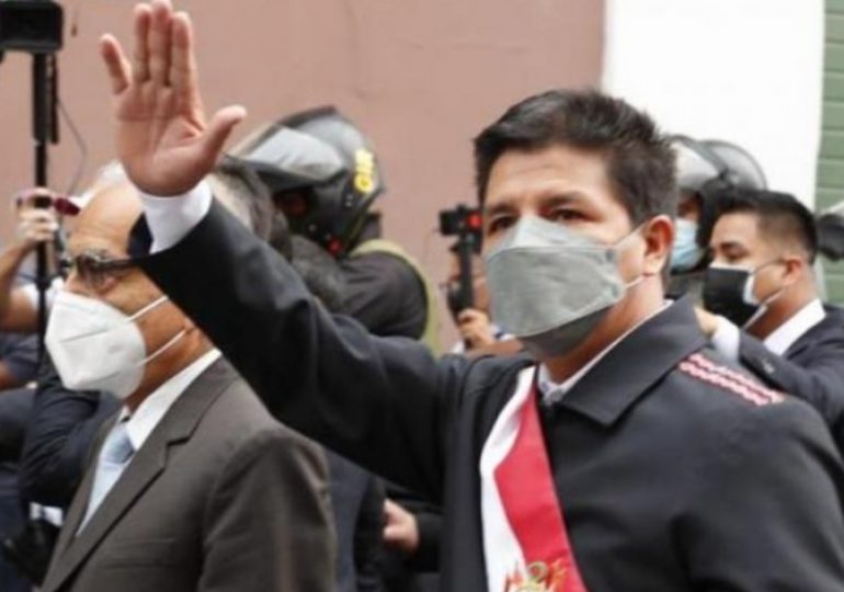 Fiscalía de Perú abre investigación por denuncia de "plagio" en tesis del presidente Castillo