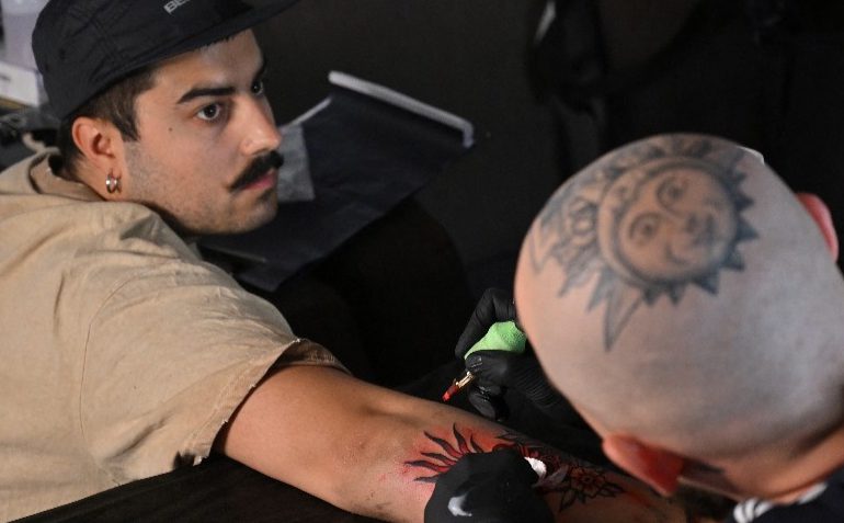 Tatuajes patrióticos hacen furor en Ucrania