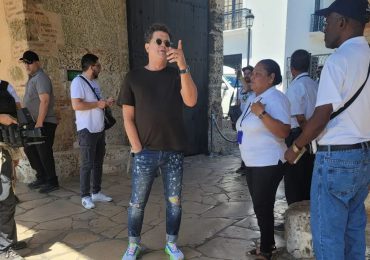 Carlos Vives visita el Museo de la Fortaleza en la Zona Colonial
