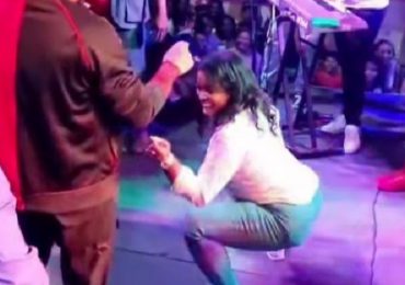 Vídeo| Gobernadora de Elías Piña se roba el show bailando con golpes de cintura