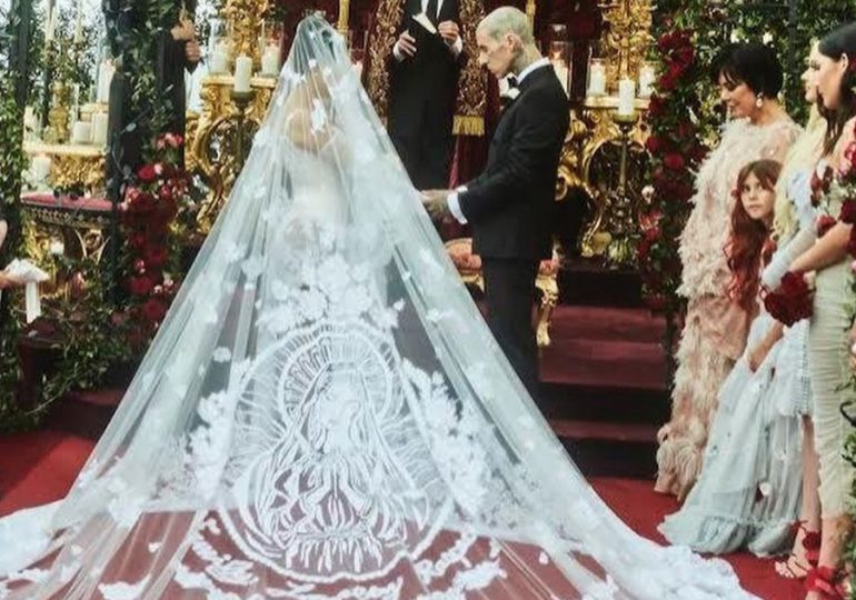 Kourtney Kardashian y Travis Barker se casan por la iglesia en un castillo en Italia