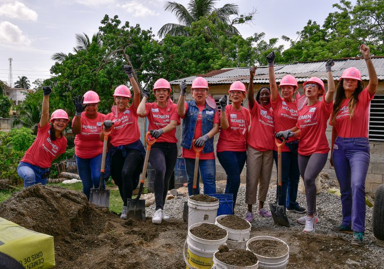 Comunicadoras se unen para construir junto a Hábitat Dominicana para una madre
