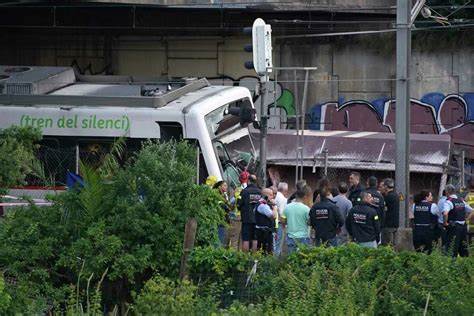 Un muerto y 85 heridos en un choque de trenes en Sant Boi, Barcelona