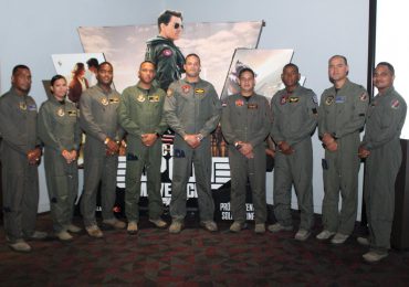 Con presencia de pilotos FFAA, Caribbean Cinemas realiza función especial "Top Gun :Maverick"