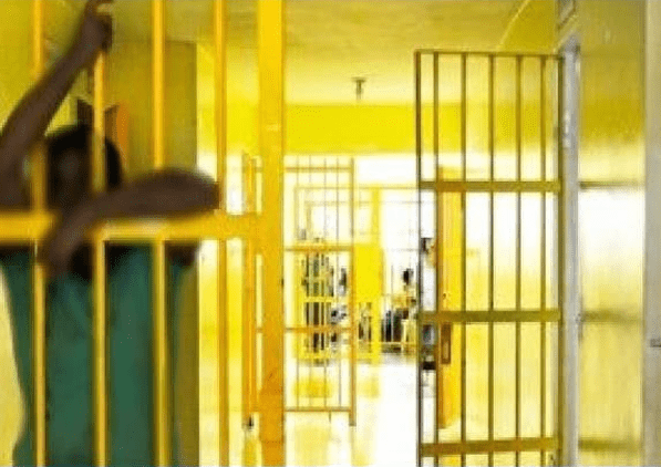 Informe: 40% de internos en las 19 cárceles del modelo tradicional duermen en el suelo