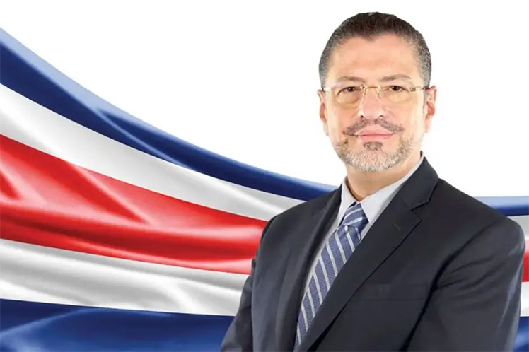 Rodrigo Chaves, de la sanción por acoso a la presidencia de Costa Rica