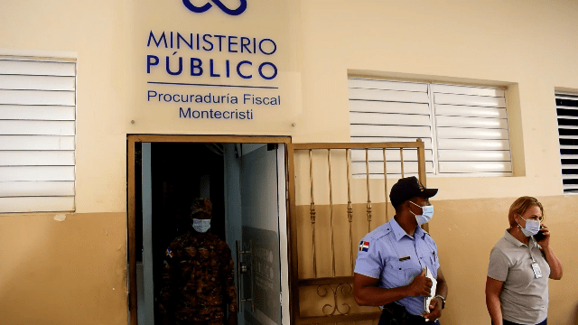 Dictan prisión preventiva para dos policías que agredieron con macana a mujer en Montecristi