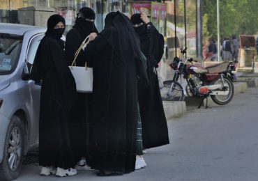 Talibanes ordenan a las afganas que usen en público un velo que les cubra cuerpo y rostro