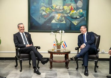 Presidente Abinader y mandatario electo de Costa Rica, se reúnen previo a toma de posesión