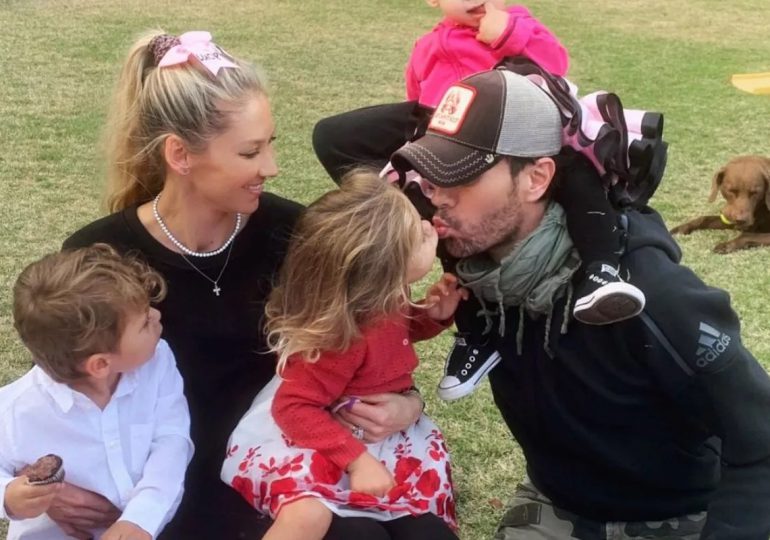 Enrique Iglesias y Anna Kournikova posan por primera vez juntos con sus tres hijos