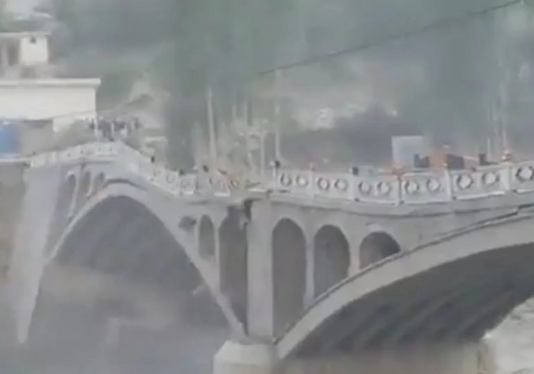 Inundación repentina provoca derrumbe de un puente en el norte de Pakistán