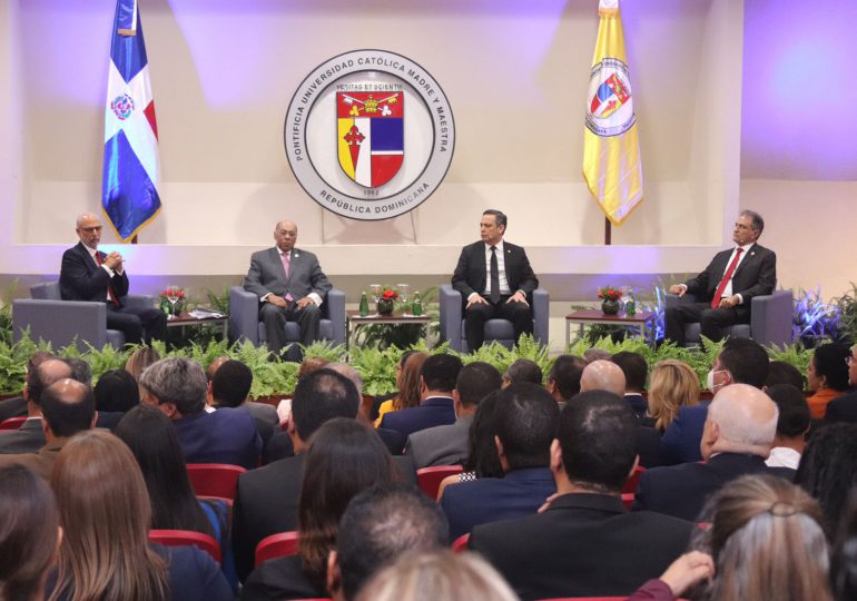 PUCMM realiza conversatorio con presidentes de las Altas Cortes de RD