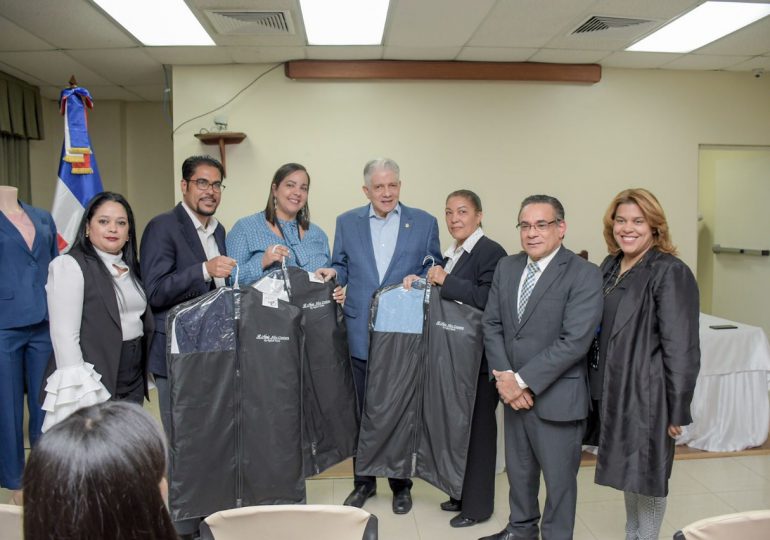 Presidente del Senado encabeza segunda entrega de uniformes al personal del área legislativa