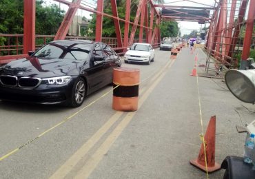 Reanudan paso de vehículos livianos y peatones por el puente Cangrejo