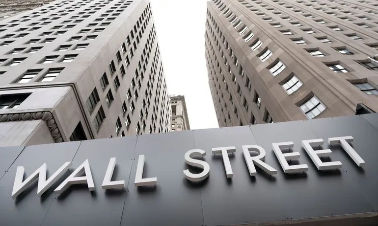 Wall Street trata de remontar para finalizar la semana
