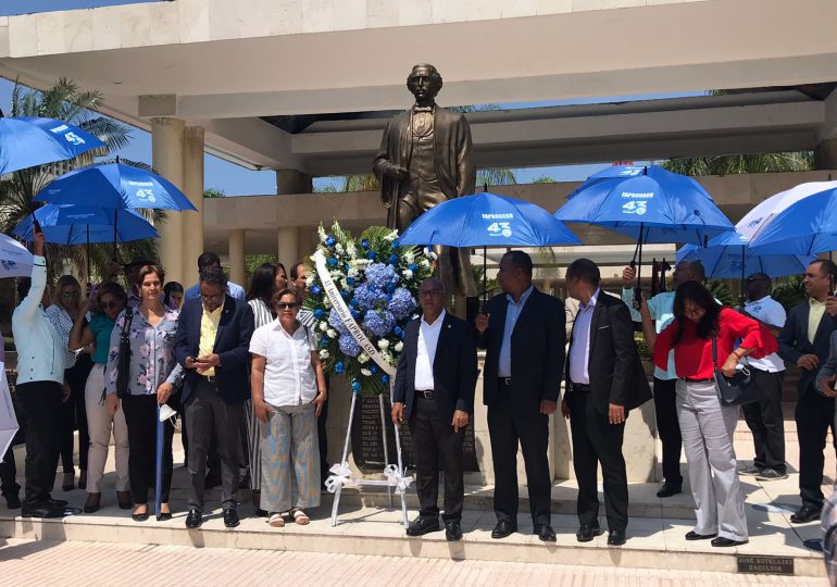 FAPROUASD deposita ofrenda floral frente al busto de Duarte en su 43 aniversario