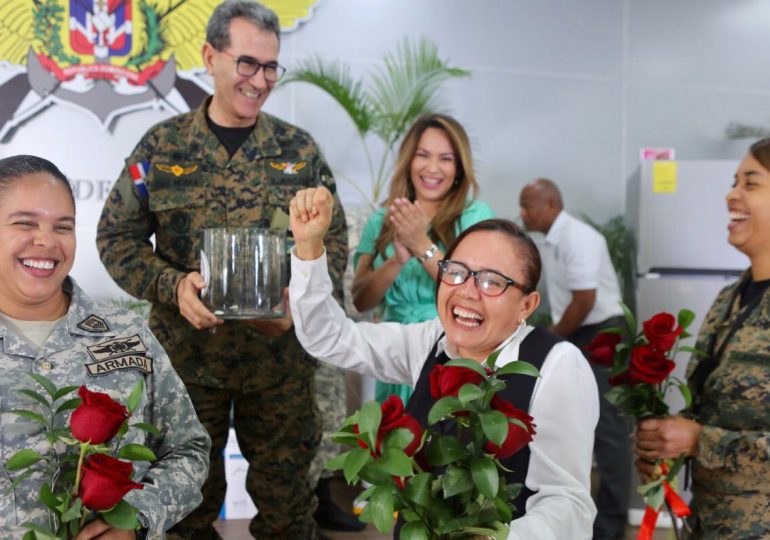 Asociación de Esposas de Oficiales agasaja madres militares en su día