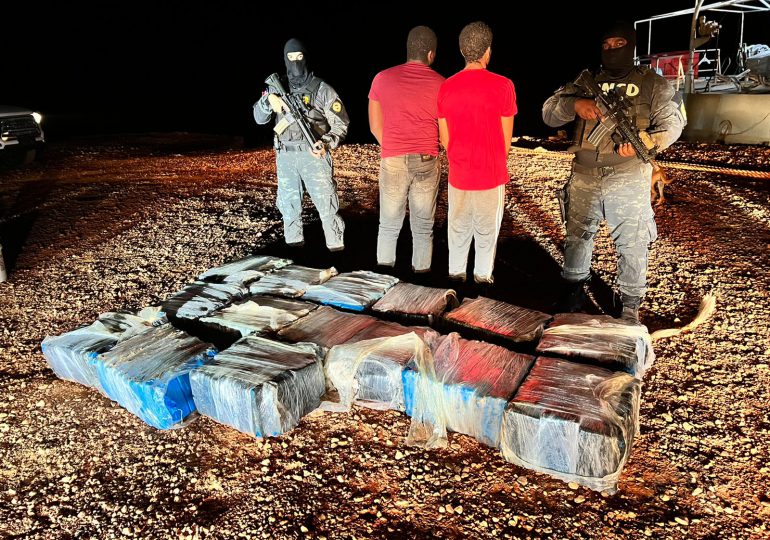 Arrestan dos dominicanos con 430 paquetes de presunta cocaína cerca de Isla Beata