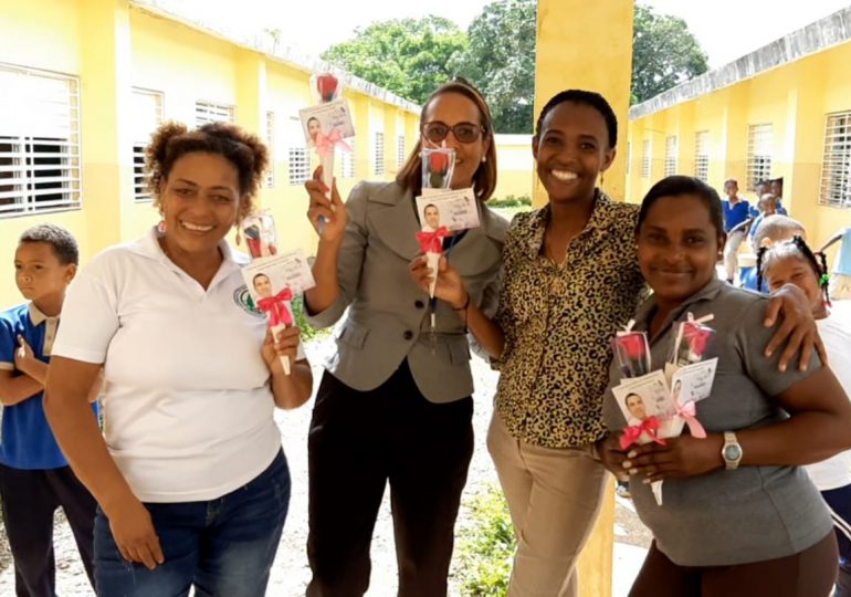 Alcalde de Bayaguana sorprende con Rosas y chocolates a madres por su día