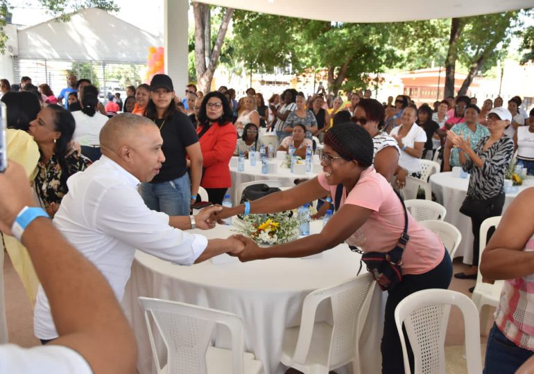 Diputado Juan Carlos Echavarría celebra con las madres en SDE