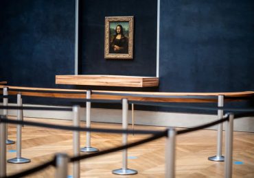 Una protegida Gioconda recibe un tartazo en el Louvre