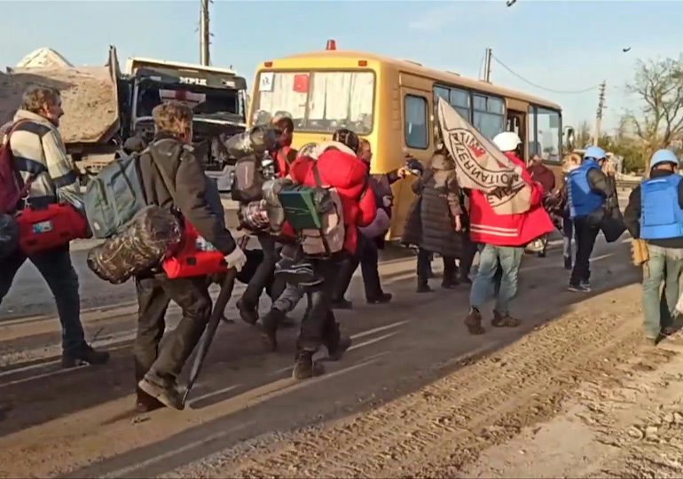 Ucrania logró evacuar a todas las mujeres, niños y ancianos que estaban atrapados en la planta de acero de Mariupol