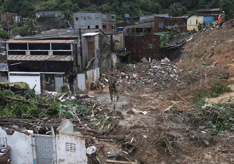 Bolsonaro visita área afectada por lluvias, que ya dejan 91 muertos en Brasil