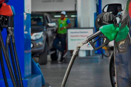 Gobierno frena alzas y combustibles mantienen sus precios