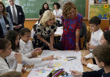 La primera dama de EEUU se reúne con refugiados ucranianos en Rumania