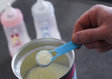 Abbott se disculpa por escasez de leche en polvo para bebés en EEUU