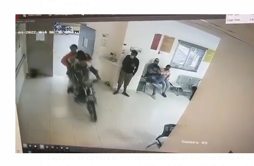 VIDEO: Motorista irrumpe sala de emergencia de hospital en Higüey con herido a bordo