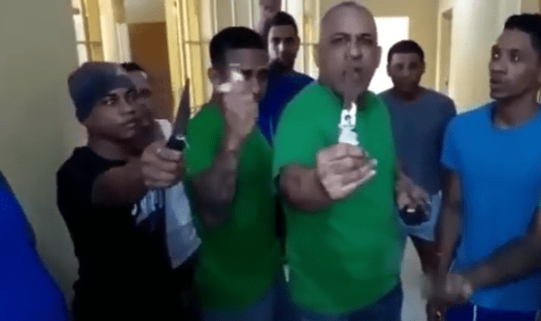 VIDEO|Reclusos denuncian en cárcel Los Pinitos, drogas y armas aparecen más que la comida