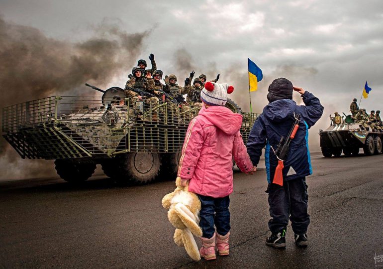 Ucrania entra en su cuarto mes de guerra con dificultades en el Donbás
