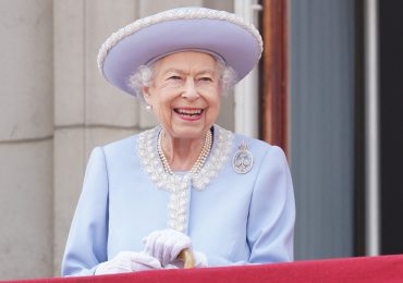 Isabel II es aclamada en el balcón del Palacio de Buckingham por sus 70 años de reinado