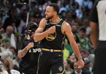 Warriors empatan la serie 2-2, Curry anota 43 puntos en Finales de NBA