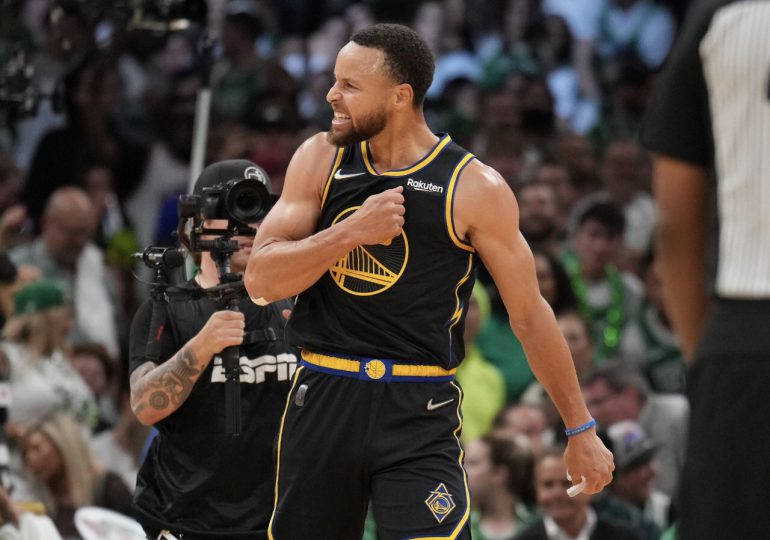 Warriors empatan la serie 2-2, Curry anota 43 puntos en Finales de NBA